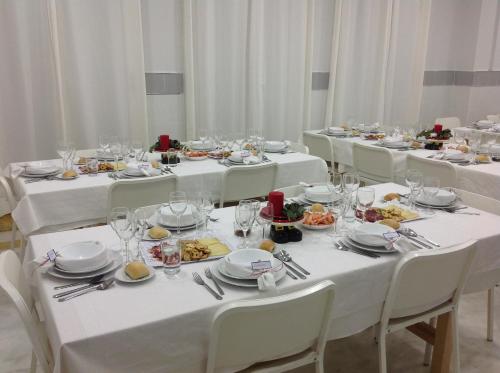 塞维利亚Colegio Mayor Careu - Women Only - University Community的一套桌子,上面有白色的桌布和盘子