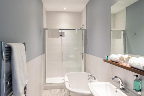 福克斯通The View Hotel Folkestone的带淋浴、卫生间和盥洗盆的浴室