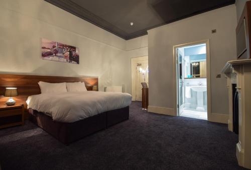福克斯通The View Hotel Folkestone的一间酒店客房 - 带一张床和一间浴室