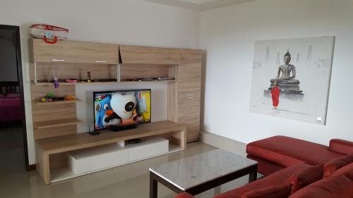 拉迈Samui Grand Rock的带沙发和电视的客厅