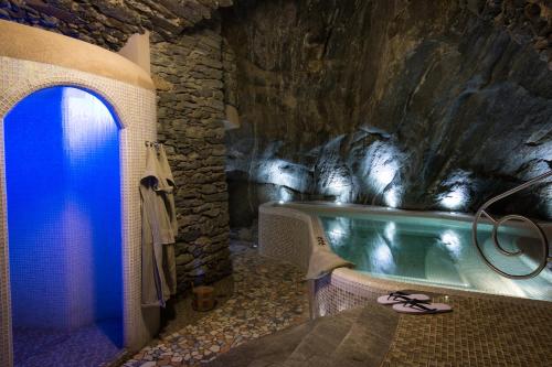 巴尔德艾德加拉思酒店的一间带蓝色门的游泳池的浴室