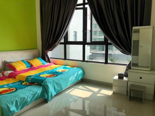 普特拉贾亚i-Walker @ IOI Conezion Putrajaya的一间卧室设有一张床、一个窗口和一台电视