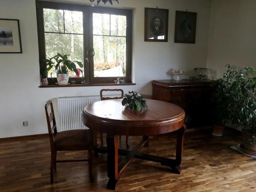 斯特雷库夫Pokoje nad Młynem的客房设有桌子、椅子和窗户。
