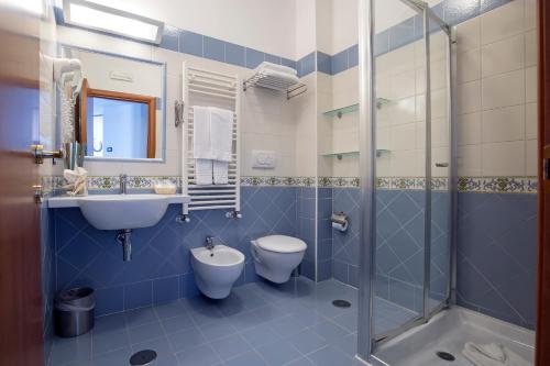马奥莱安吉丽娜住宅公寓的浴室配有卫生间、盥洗盆和淋浴。