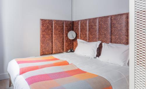 爱丁堡伊顿洛克公寓式酒店的一间卧室配有一张床,床上有条纹毯子