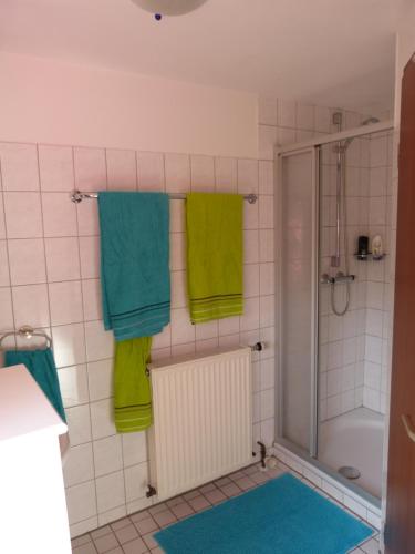 OerlinghausenOerlihome的一间带绿色毛巾和淋浴的浴室