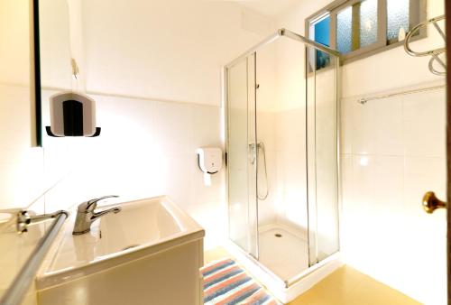 埃斯波森迪Eskama guest house的带淋浴和盥洗盆的浴室