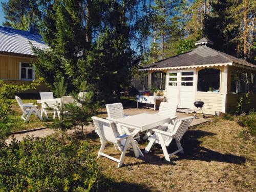 拉彭兰塔Miekkalan aitat的庭院内带凉亭的野餐桌和椅子