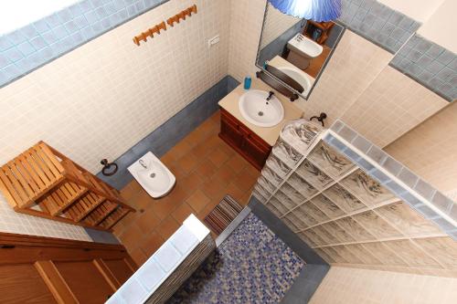 科尔特斯德拉夫龙特拉casa del gastronomo的享有带卫生间和水槽的浴室的顶部景致