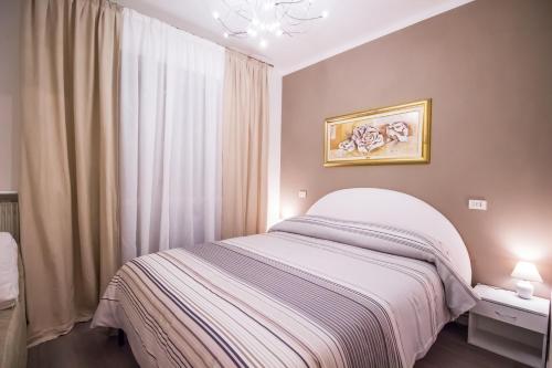 阿尔塔维拉维琴蒂纳Casa Clara的卧室配有一张床,墙上挂有绘画作品