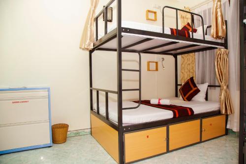 河内河内市背包旅舍的一间双层床间,在客房内配有两张双层床