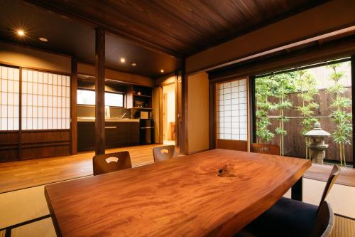 金泽Ryu TABI-NE的一间带木桌和椅子的用餐室