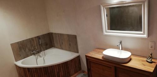 昂吉安maison familiale près de bruxelles et paridaisia的带浴缸和盥洗盆的浴室