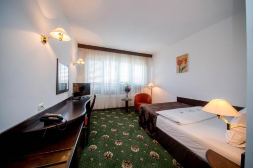 阿拉德贝斯特韦斯特中心酒店的配有一张床和一张书桌的酒店客房