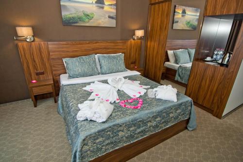 巴统Sky Inn Batumi的酒店客房 - 带两张床和毛巾
