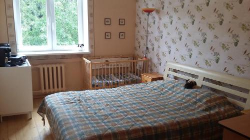 里加里加和谐生活两居室公寓的一间卧室配有一张带蓝色铺面毯子的床