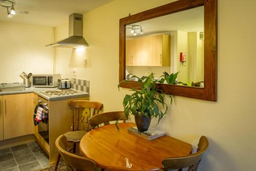 埃代尔老马头山林小屋的厨房配有木桌和镜子