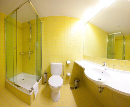 考纳斯考纳斯城市酒店的浴室配有卫生间、盥洗盆和淋浴。