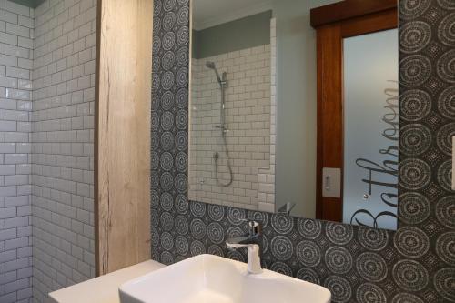 斯瓦科普蒙德纳米布宾馆 的浴室设有白色水槽和镜子