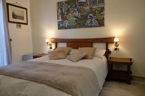 那不勒斯CASA MARINA的一间卧室配有一张大床和两个枕头