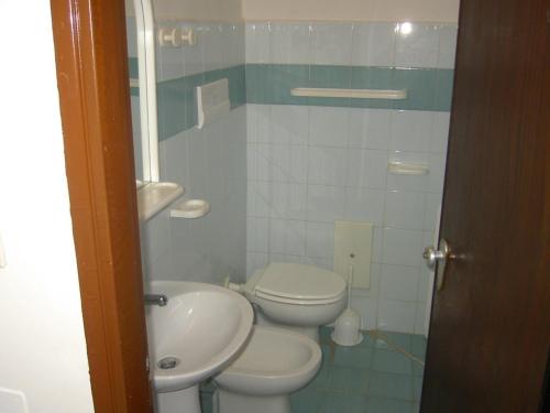 帕埃斯图姆拜亚德尔索尔酒店的一间带卫生间和水槽的小浴室