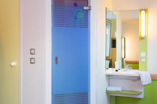 阿雅克修阿雅克修宜必思快捷酒店的一间带水槽和镜子的浴室