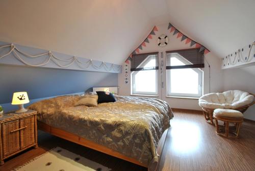 加茨比亚格拉Apartament Lisi Jar的卧室配有床、椅子和窗户。