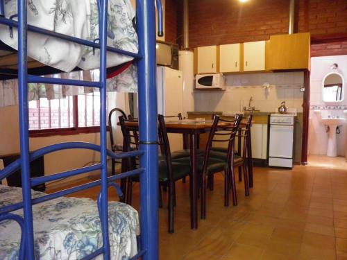乌斯帕亚塔卡瓦尼亚斯廊奎兰开山林小屋的双层床间配有桌椅
