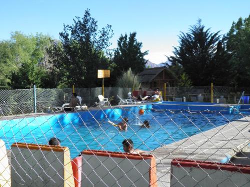 乌斯帕亚塔卡瓦尼亚斯廊奎兰开山林小屋的一群人在游泳池游泳