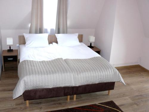 米兹多洛杰Victoria的卧室内的一张大床,带两个床头柜