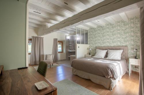 ChevannesLa Barbotiere的一间卧室配有一张床和一张书桌