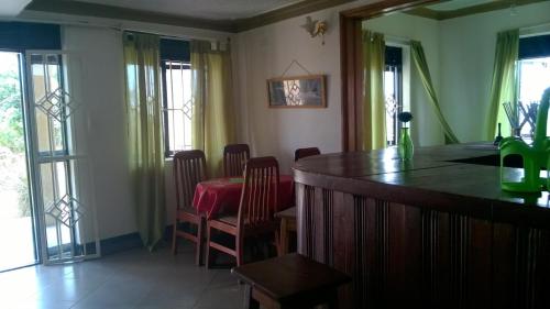 KyenjojoRena Akasha Establishments的厨房以及带桌椅的用餐室。