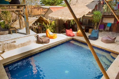 吉利特拉旺安吉利拉波希米亚旅馆的一个带遮阳伞和椅子的游泳池