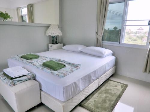 考科Green View 104 Khao Kho的白色的卧室设有一张白色大床和一个窗户。