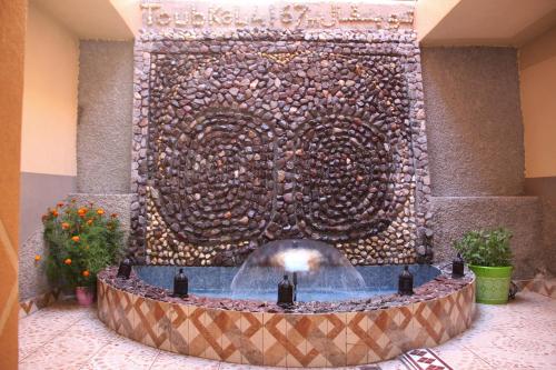 伊姆利尔Dar Imperial的大堂的喷泉,设有大型石墙
