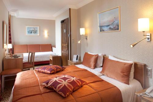 圣米歇尔山克洛伊克斯布兰奇酒店的酒店客房,配有一张大床和两个枕头
