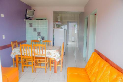 伊塔波阿Residencial Oceano Azul的厨房以及带桌椅的用餐室。