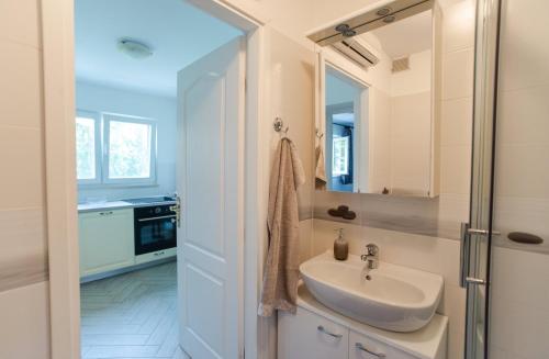 奥帕提亚Apartment Tasha's Home的一间带水槽和镜子的浴室