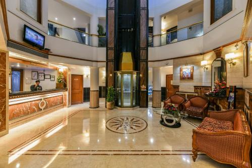孟买滕伽乐园酒店的大堂,配有椅子和桌子
