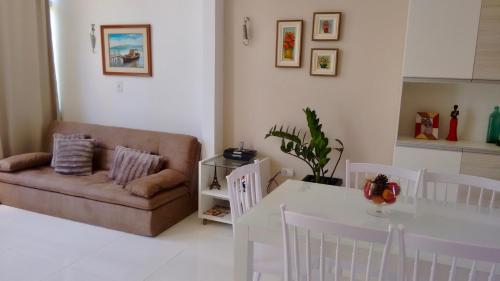 嘎林海斯港Residencial Madakaru - Chalé 14的客厅配有沙发和桌子