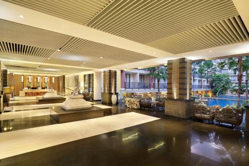 库塔Swiss-Belhotel Tuban Bali的大堂,带游泳池的酒店