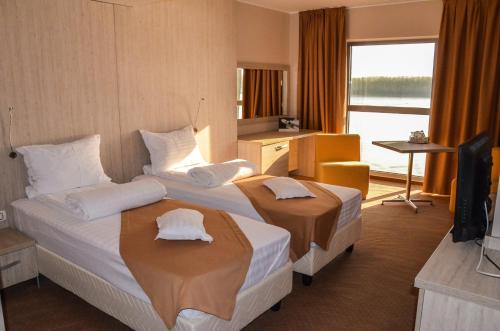 布勒伊拉Nemo的酒店客房设有两张床和电视。