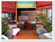 格里安泰卡德纳比亚里维埃拉酒店的一间在房间内配有桌椅的餐厅