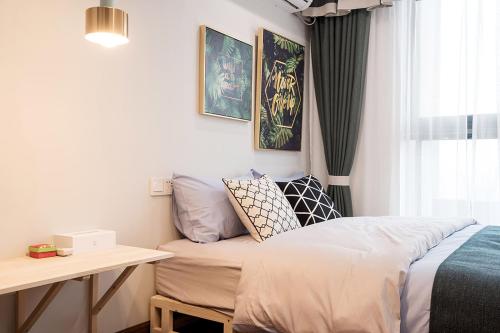 重庆重庆市渝北区·重庆北站·路客精品公寓·00171560的一间卧室配有一张床、一张书桌和一个窗户。