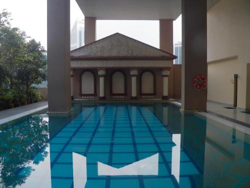 吉隆坡梅楼公寓酒店的大楼内带凉亭的游泳池
