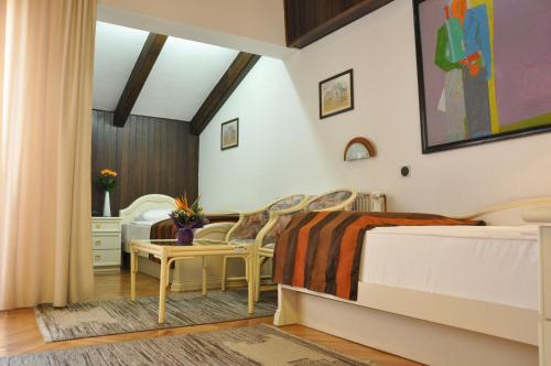 弗拉涅Hotel Simpo Pržar的一间卧室配有三张床和椅子