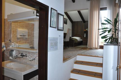弗拉涅Hotel Simpo Pržar的一间带水槽和镜子的浴室