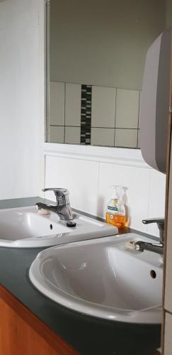 巴拉腊特The Eastern Hotel - Adults Only的浴室设有白色水槽和镜子