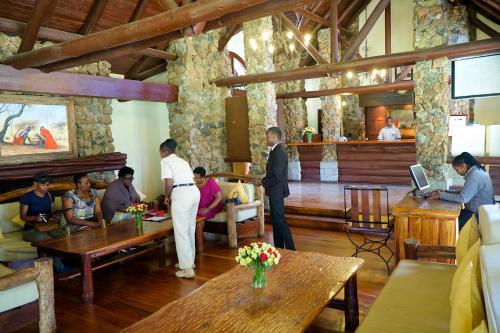 奈瓦沙东非大裂谷旅舍及高尔夫度假酒店的站在餐厅里和别人在一起的男人