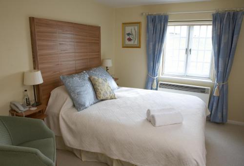 多切斯特雅尔布里旅馆的卧室配有床、椅子和窗户。